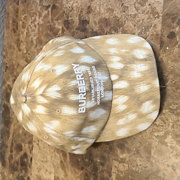 Buberry Hat - Picture 2 of 4